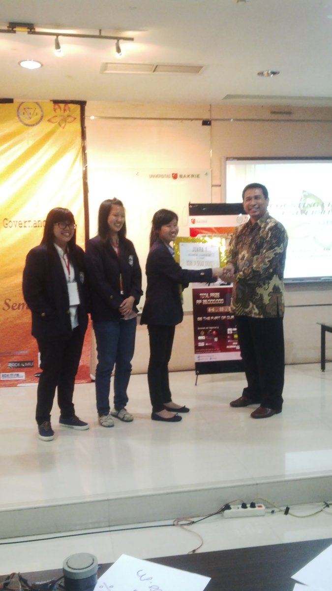 Selamat kepada Juara 1 yg dimenangkan oleh TSM C yang diberikan oleh Kepala Prodi Akuntansi Universitas Bakrie 2016