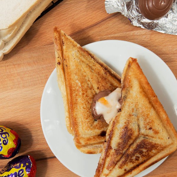 LondonPopups's tweet photo. Today! #FinalDay for @CadburyUK #CremeEgg cafe in Greek St #Soho https://t.co/rabQtx5eoV 2pm-6pm https://t.co/kaAfzHEVyF