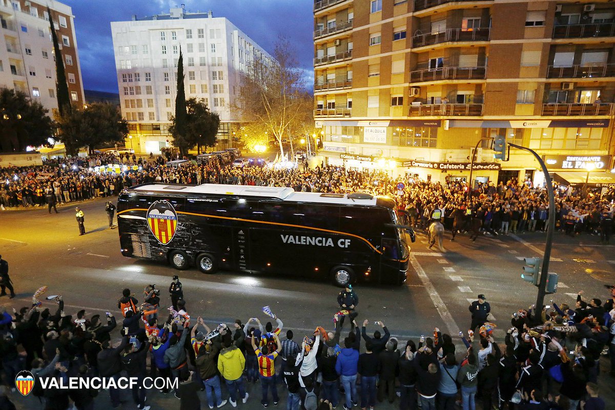 valenciacf's tweet photo. ¡Afición! ¡Hoy nos espera un partidazo! ¿Empezamos a ganar con uno de nuestros grandes recibimientos al equipo? https://t.co/gRWolEJj1L