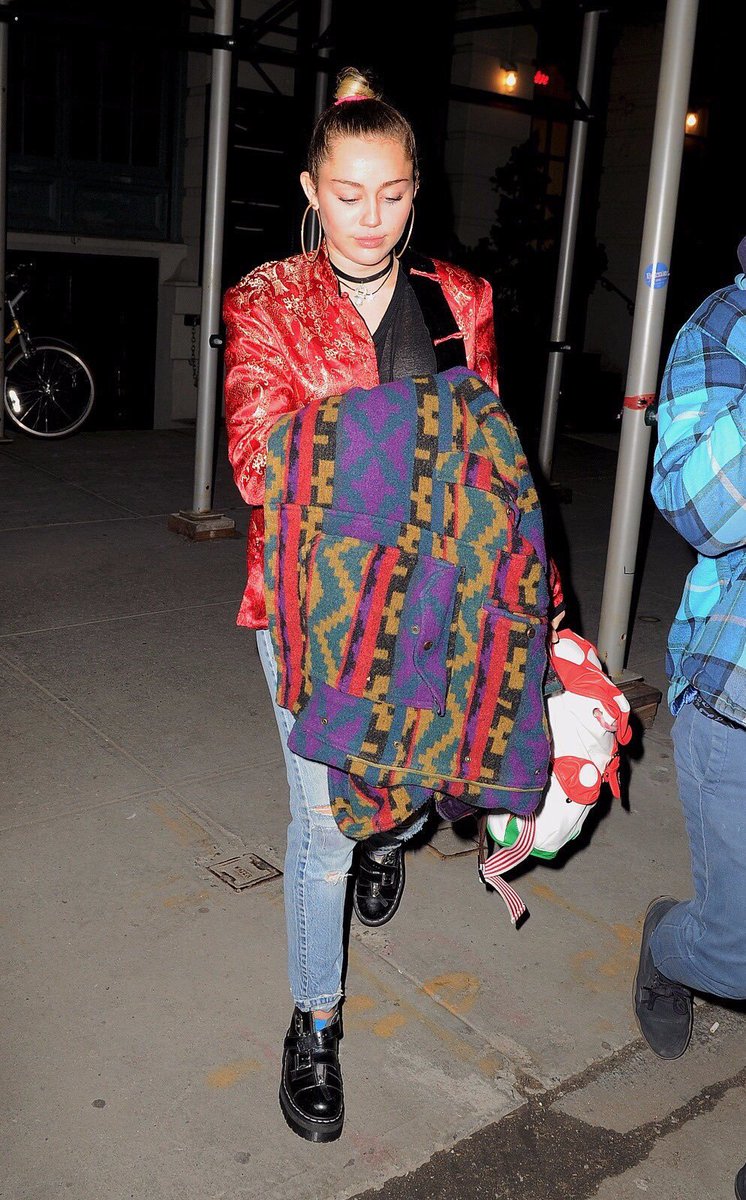 MileyUpdateEU tweet picture