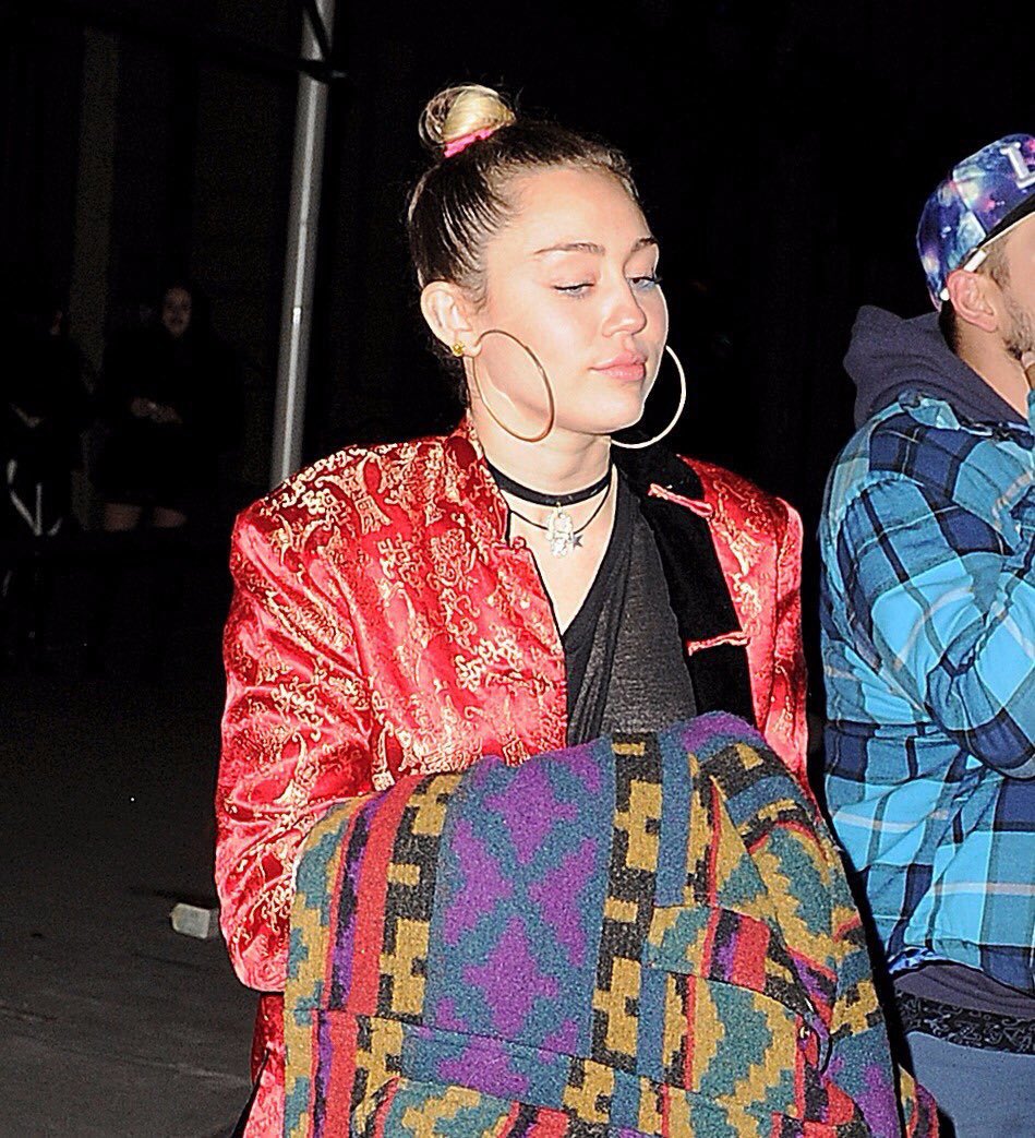 MileyUpdateEU tweet picture