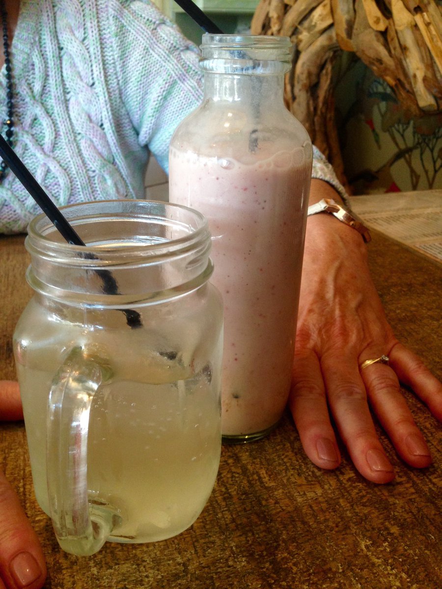 KateAliceDobson's tweet photo. Mothers Day manicure &amp; milkshake @dobsonjilly #bestroastiesinEngland https://t.co/IodGhPuTJT