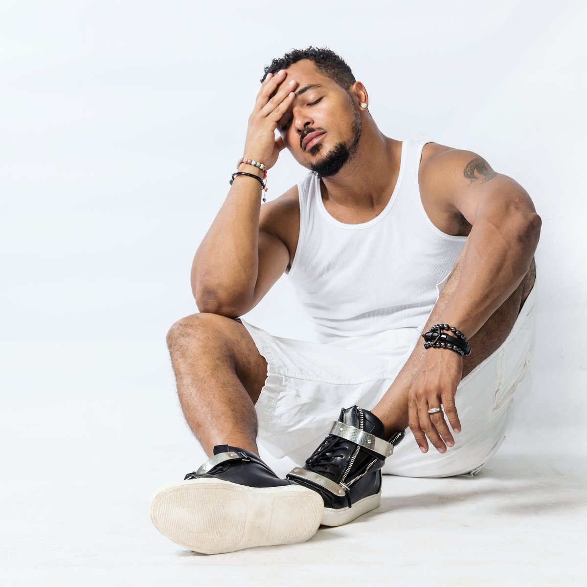 iam_vanvicker's tweet photo. Eyes closed or not..I got this! This 1s for ya'll. #VanVickerBrand #YoungGF #TheEntrepreneur #IAmMoviesAndMoviesRMe https://t.co/KfWlplT0eH