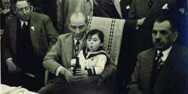 "Atatürk'ün kucağında bira içen çocuk" fotoğrafının aslı kolaya kadar herkesin içtiği arpa suyundan Malt Hülasasıydı