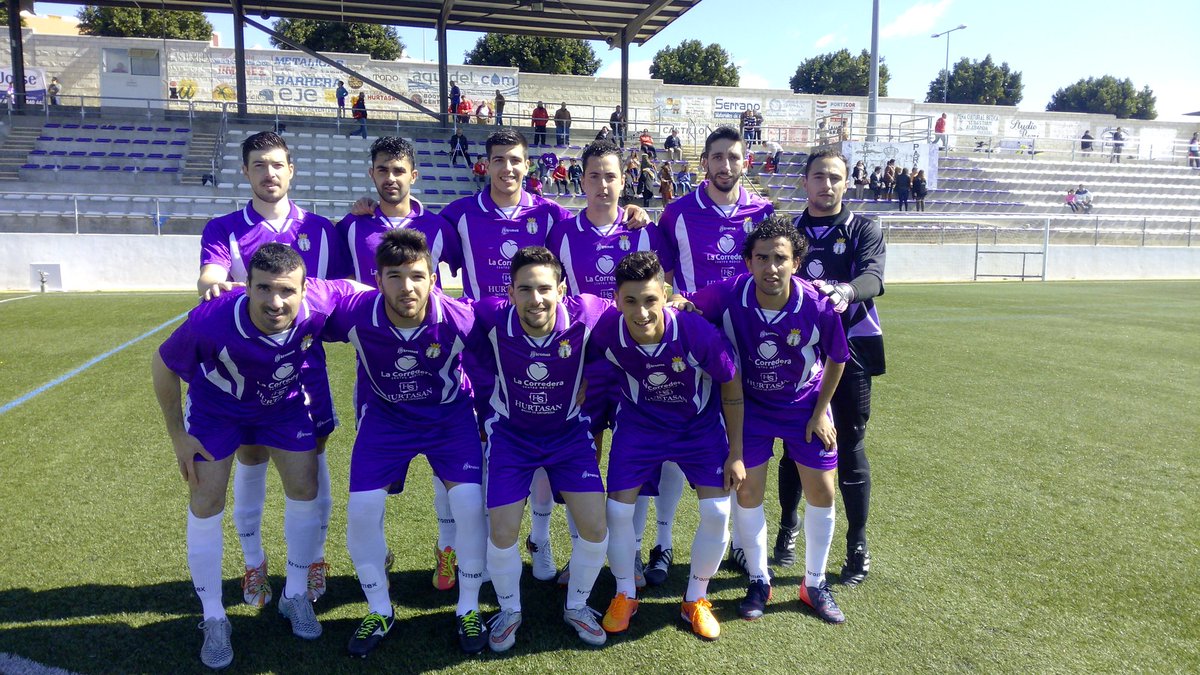 JVillores72's tweet photo. Con 25 minutos de retraso sobre la hora comienza el partido en Paradas donde 6 Utreranos son hoy titulares https://t.co/9ft1cbtXca
