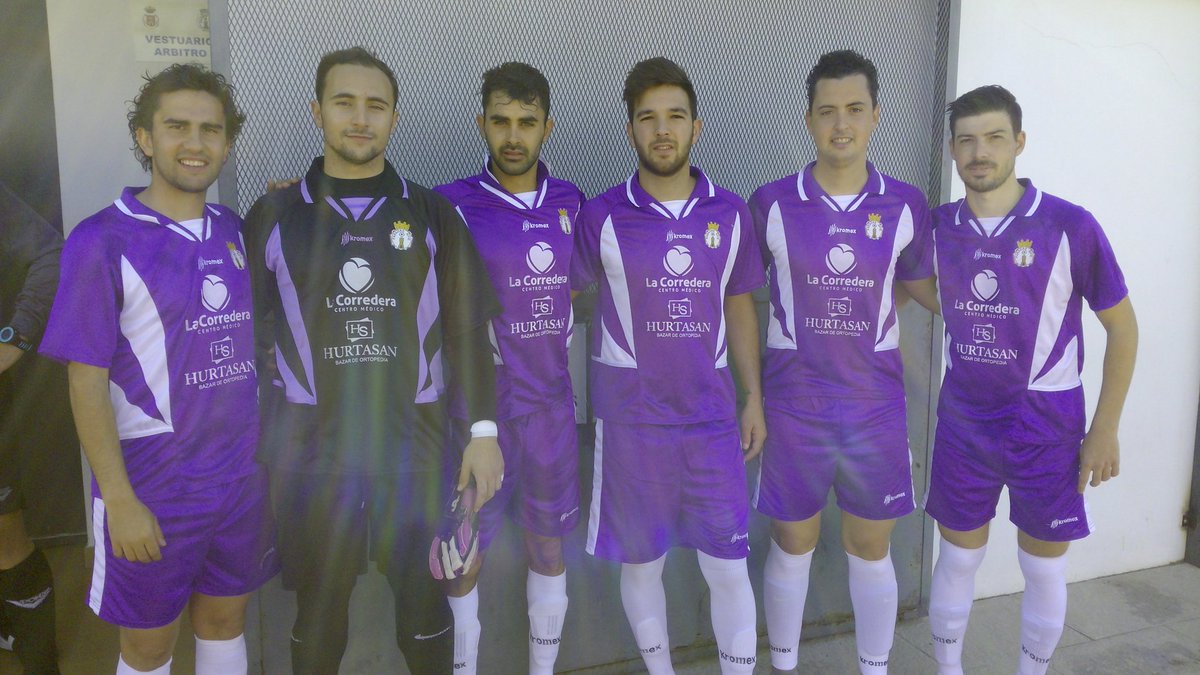 JVillores72's tweet photo. Con 25 minutos de retraso sobre la hora comienza el partido en Paradas donde 6 Utreranos son hoy titulares https://t.co/9ft1cbtXca