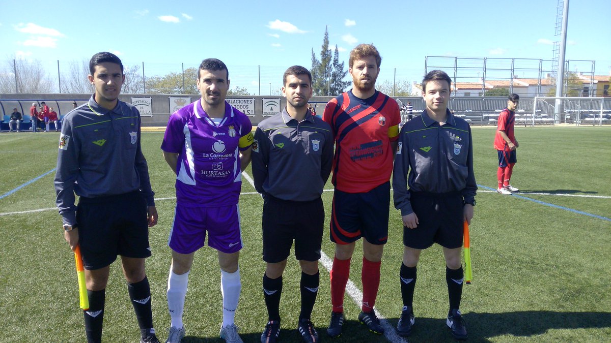 JVillores72's tweet photo. Con 25 minutos de retraso sobre la hora comienza el partido en Paradas donde 6 Utreranos son hoy titulares https://t.co/9ft1cbtXca