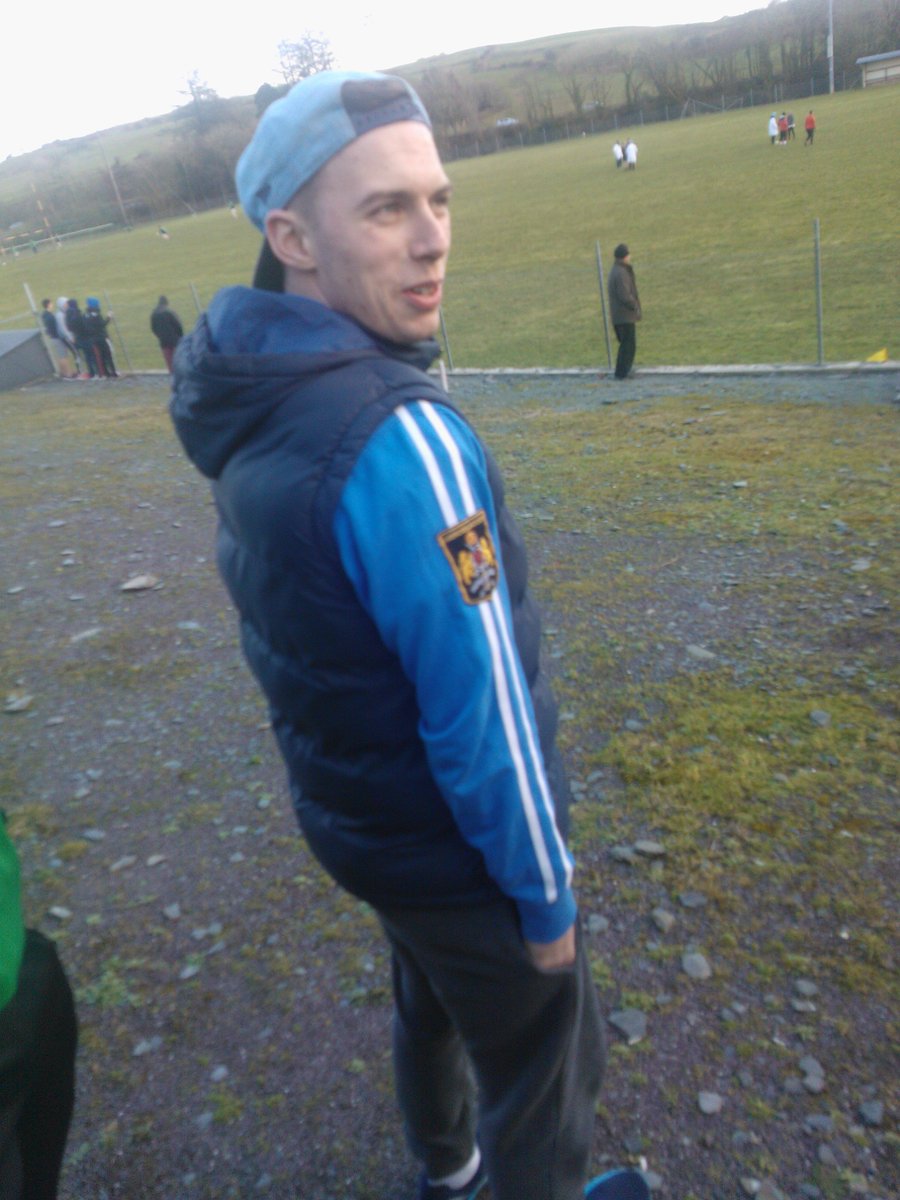 dohenygaa's tweet photo. Marshall Bruce Mathers III, known professionally as Eminem, seen at the Doheny u21 championship match #2cool4school https://t.co/vU23eRwamn