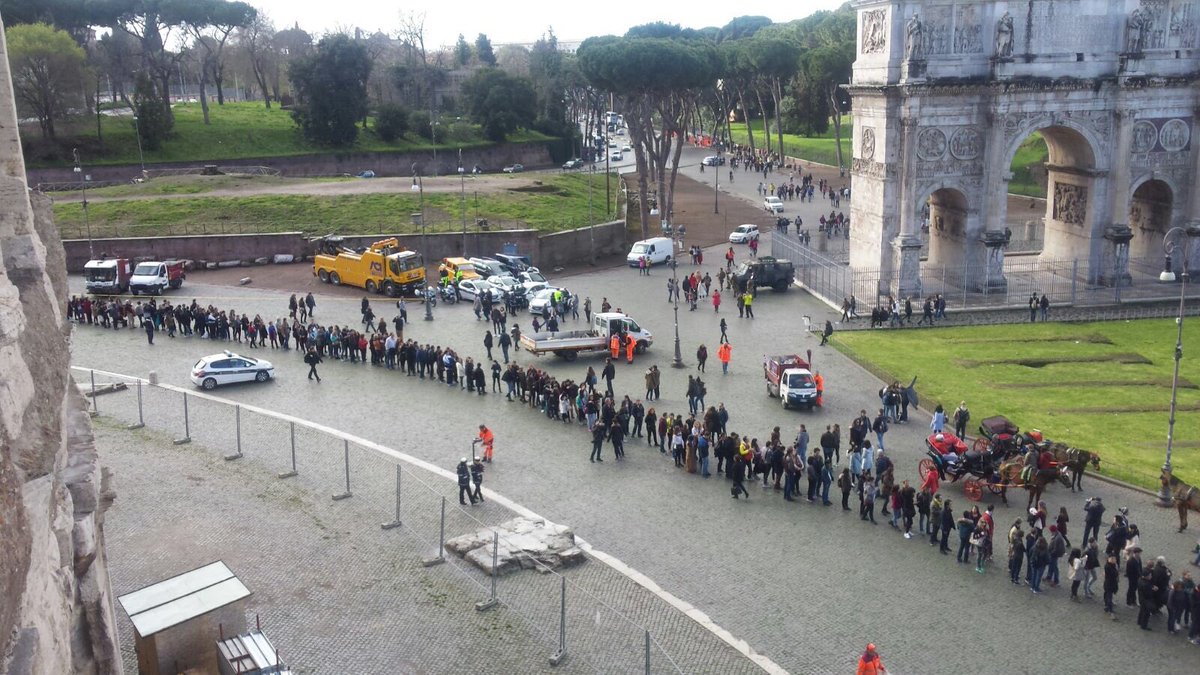 Urgente riorganizzare le #domenichegratis al Colosseo: troppi visitatori? @mibact @GuidediRoma @rep_roma #bastafile