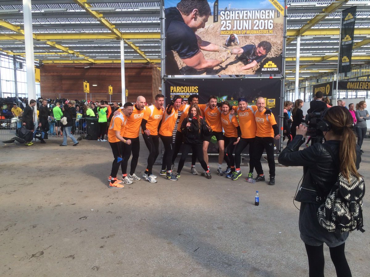 EDMMEDIA_NL's tweet photo. Team EDM staat klaar voor de 12 km #mudmasters2016 https://t.co/LQ2FuajP7g