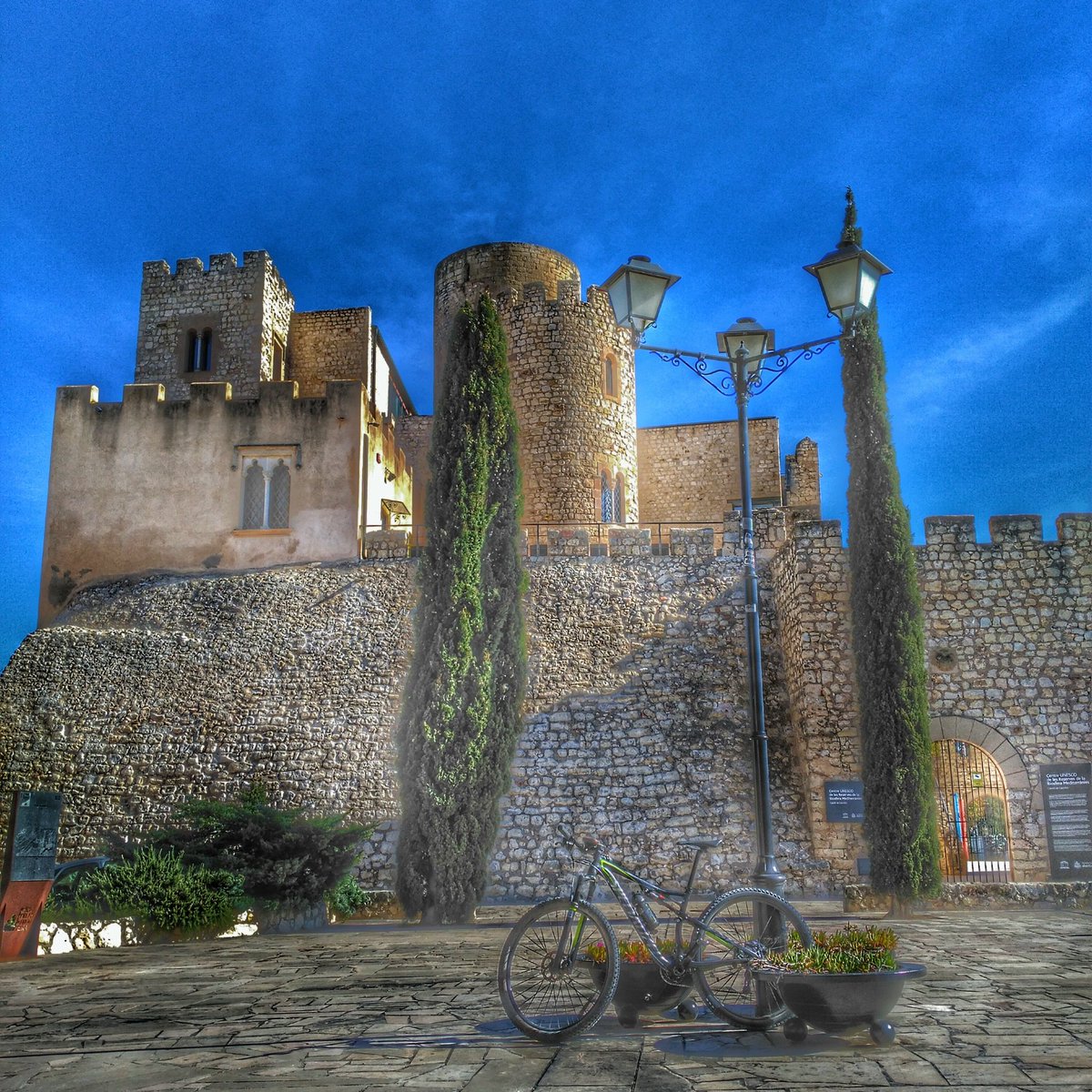cicleXperience's tweet photo. Entreno "turístico" @parcdelfoix #castellet @BTTCUBELLES @Specialized_ESP #btt #mtb #Mountainbiking #Biker #epicmtb https://t.co/JuSLGz1tlO