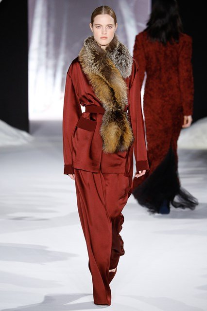 raveenaxo_'s tweet photo. Valentin Yudashkin Fall 2016: luxe, silk pyjama ensemble, paired with (oversized) fur. 
This is my aesthetic. #PFW https://t.co/e5MddADxCq