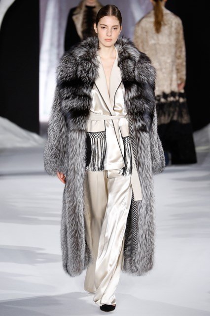 raveenaxo_'s tweet photo. Valentin Yudashkin Fall 2016: luxe, silk pyjama ensemble, paired with (oversized) fur. 
This is my aesthetic. #PFW https://t.co/e5MddADxCq