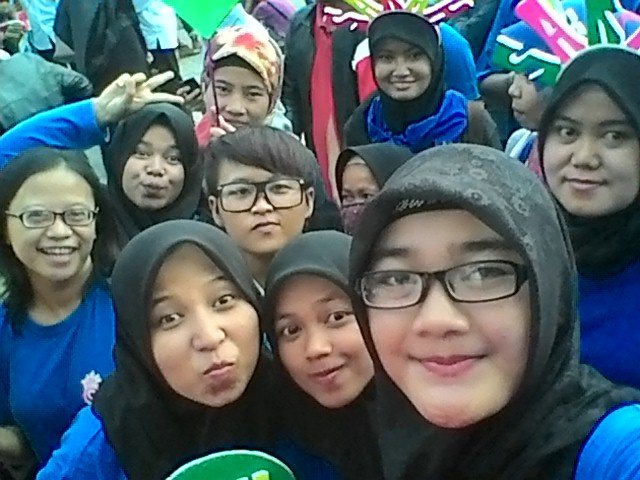 Mlem SmileS
Maaf yah mmin lagi ng'live
Kalian jngan lupa sms buat tteh <a href="/DA3_SarahRizkia/">Sarah Rizkia Tunnisa</a> ..tteh posisi 3 nih..smngat😘