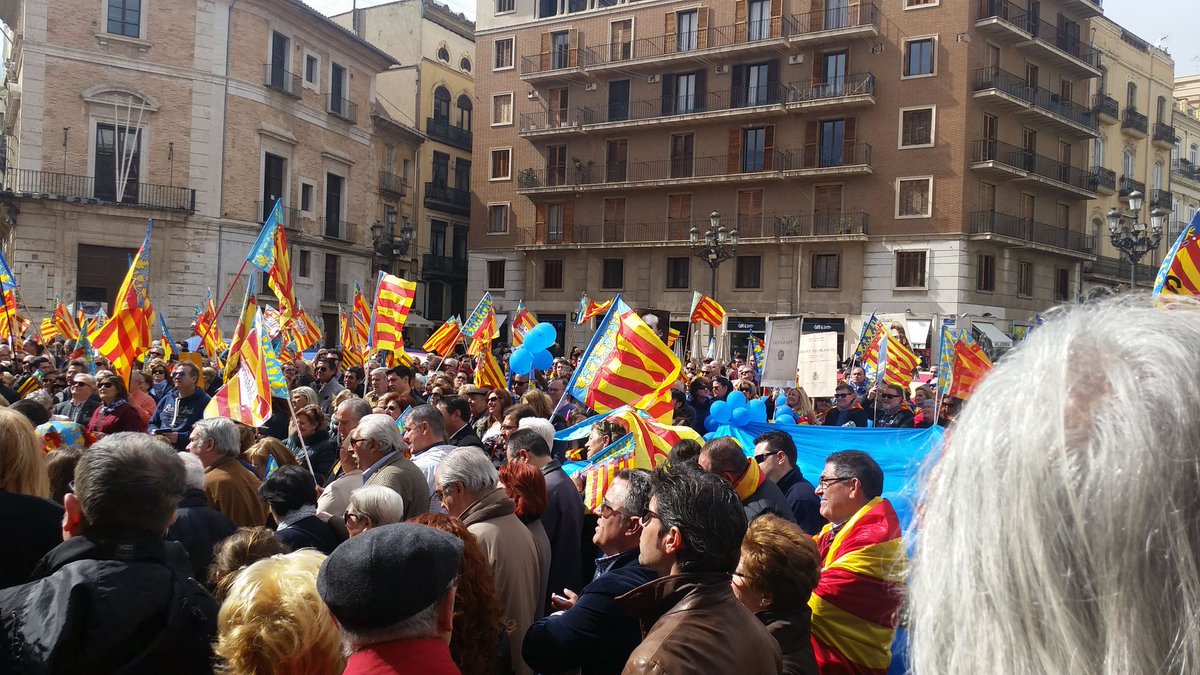 VicenteLizondo's tweet photo. A la concentració en @PLValencianista i @FRANClSCO_  Valencians en peu alcem-se per la cultura Valenciana. https://t.co/YWozbB4ZJq