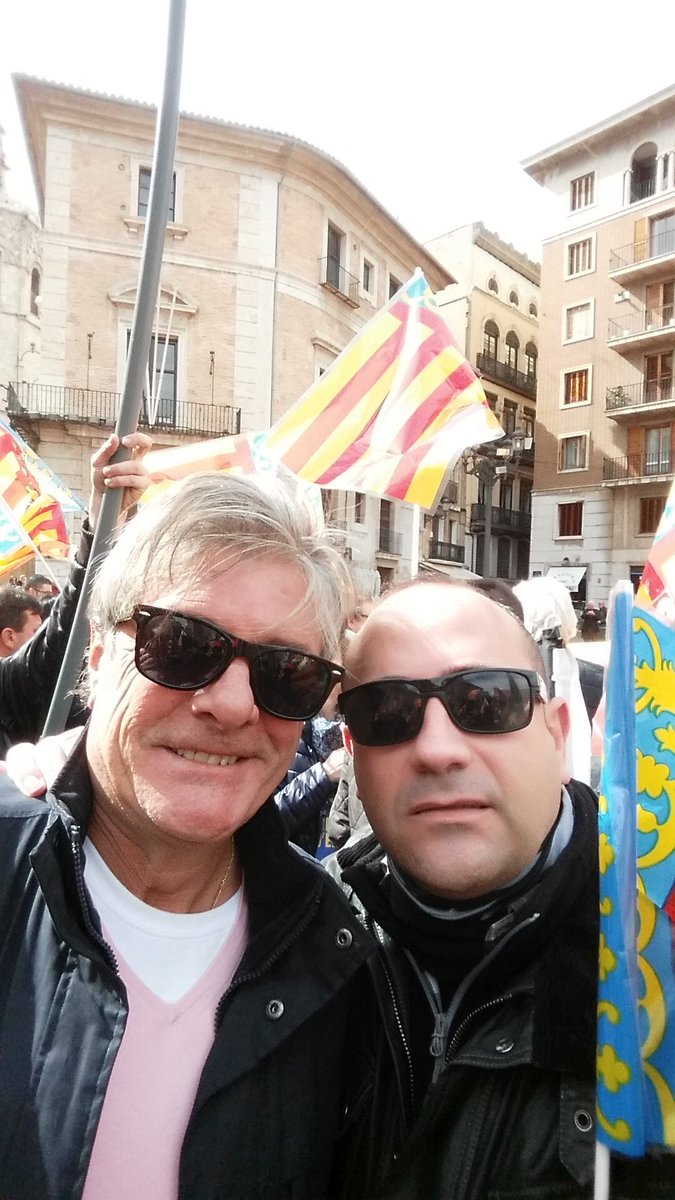 VicenteLizondo's tweet photo. A la concentració en @PLValencianista i @FRANClSCO_  Valencians en peu alcem-se per la cultura Valenciana. https://t.co/YWozbB4ZJq