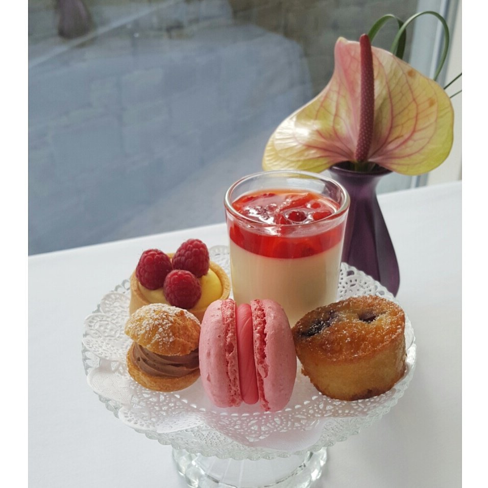 weelyns1's tweet photo. Mother's day afternoon tea sweet treats 🌹 🍓 ☕ https://t.co/1bfJCAT6ua