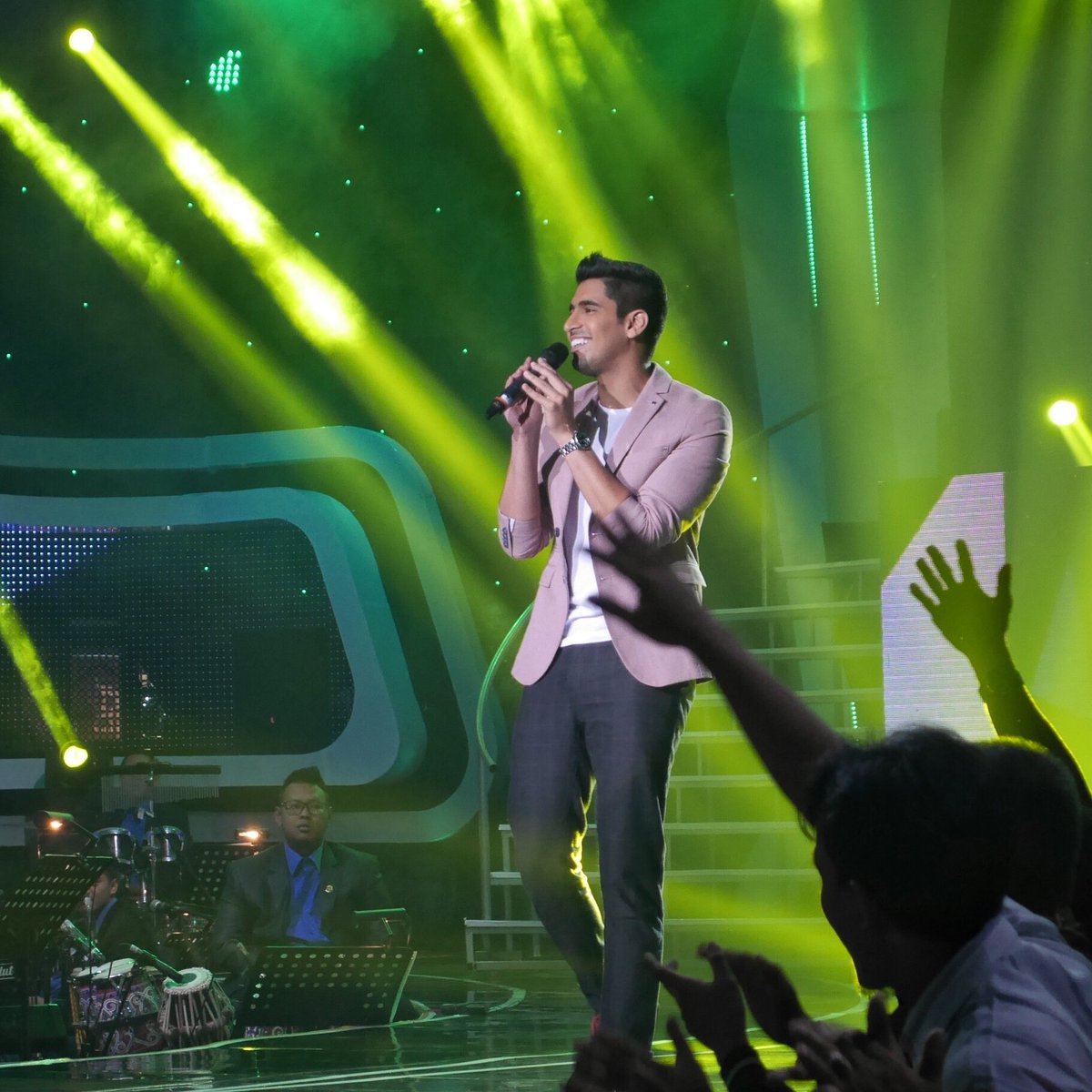 HumoodAlkhudher's tweet photo. Performing Edhak on D'Acadmey Indosiar few mins ago 🎤
Are you ready for #KunAnta?! keep watching!
#HumoodDA3 https://t.co/mq7XRsCYGK