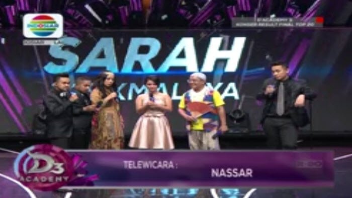 Ciee <a href="/DA3_SarahRizkia/">Sarah Rizkia Tunnisa</a> dapat telepon dari Nassar. #DAcademy3