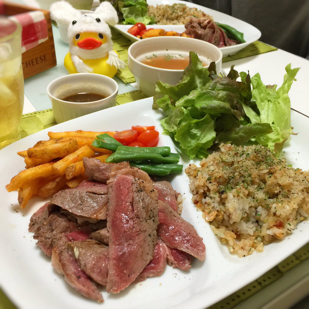 高野しろねこ 今日の白猫ご飯はお家ステーキだよ ステーキを焼いた牛脂でガーリック炒飯を作るのは童貞めしさん Daigatana に教えてもらった ソースはにんにくバター醤油にわさび少々 洗い物が少ないワンプレートご飯 T Co 1lfeeuu8p7