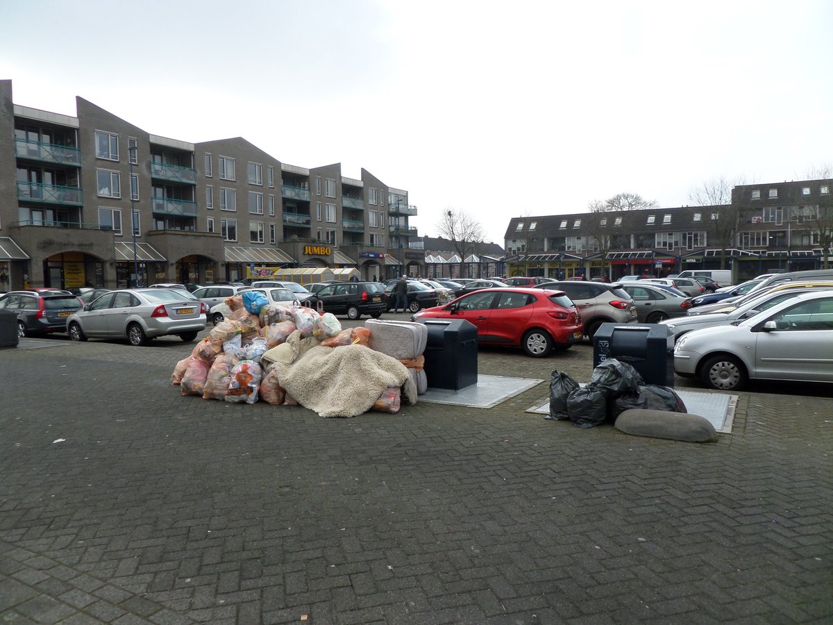 Ussen, waar is de ingang van de ondergrondse container? ;-( <a href="/Sjakie123/">Sjaak van der Loop</a> <a href="/AfvalinzOss/">Afvalinzameling Oss</a> <a href="/BertTilburg/">Bert .van. Tilburg</a> <a href="/MarianneZondagV/">Marianne Zondag-Voet</a>
