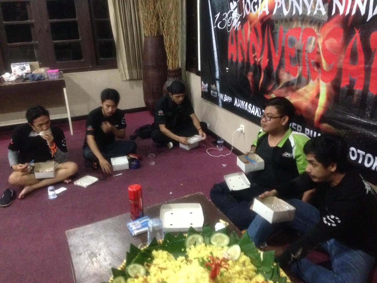 makan nasi kotak bersama