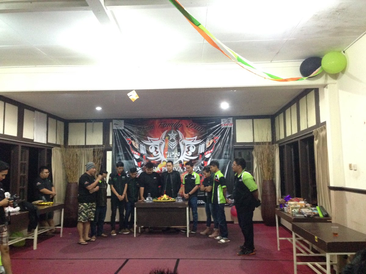 bahagia itu sederhana. kumpul bareng, potong tumpeng, tukeran kado😝