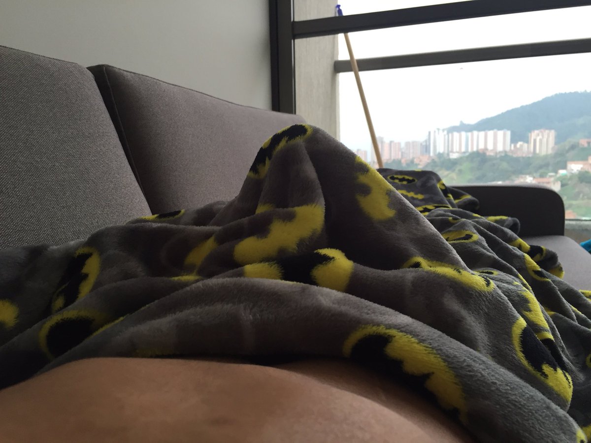 VersaPaisaMore's tweet photo. En casa ajena, durmiendo en la sala y bien encarpado 😱 Y no me quede con las ganas d jalármela, ya monto vídeo 😈 https://t.co/kiERkYUplz