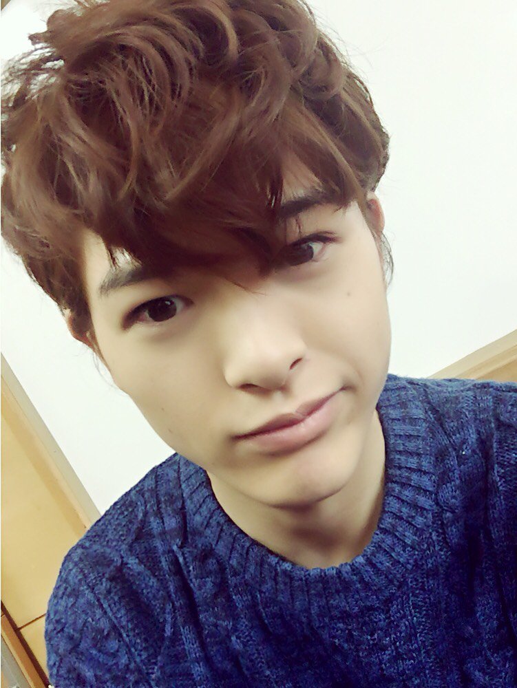 遊馬晃祐 どの髪型がいいかせんしゅけーん 色んな髪型にチャレンジしたんですが悩んじゃって S D 平常運転な僕 モヒカンな僕 横流しな僕 どれがいいかなぁー みんなの意見を聞かせてくださーい T Co 0h7wkxhg30