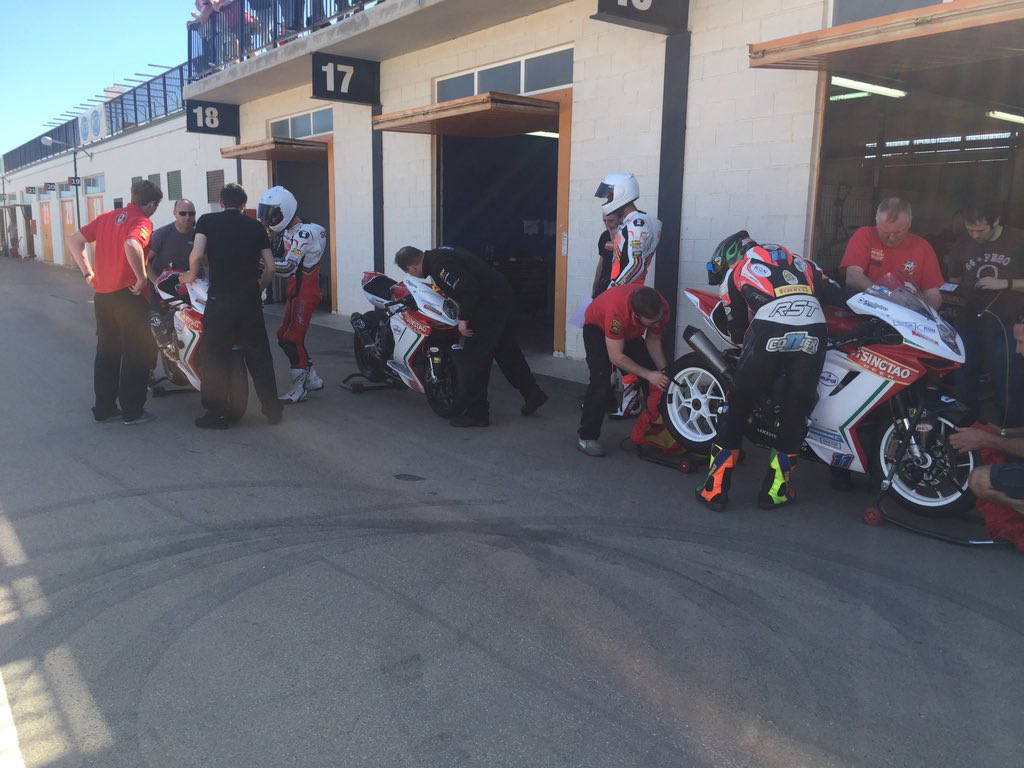 MotorsportTyson's tweet photo. Bikes testing in the sunshine @OfficialBSB @joecollier111 @WayneRyan69 @ScottDeroue getting up to pace ready for R1 https://t.co/hnzumXTeNw