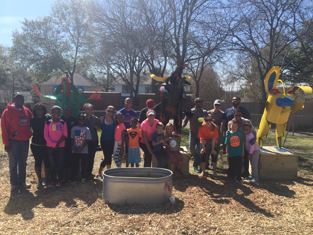 TheFarmer_Kim's tweet photo. @FLOTUS Come c r school garden &amp; the community it builds @teachinggardens @UnitedWayDallas @letsmove #ArtInstalled https://t.co/vCNT2302pc