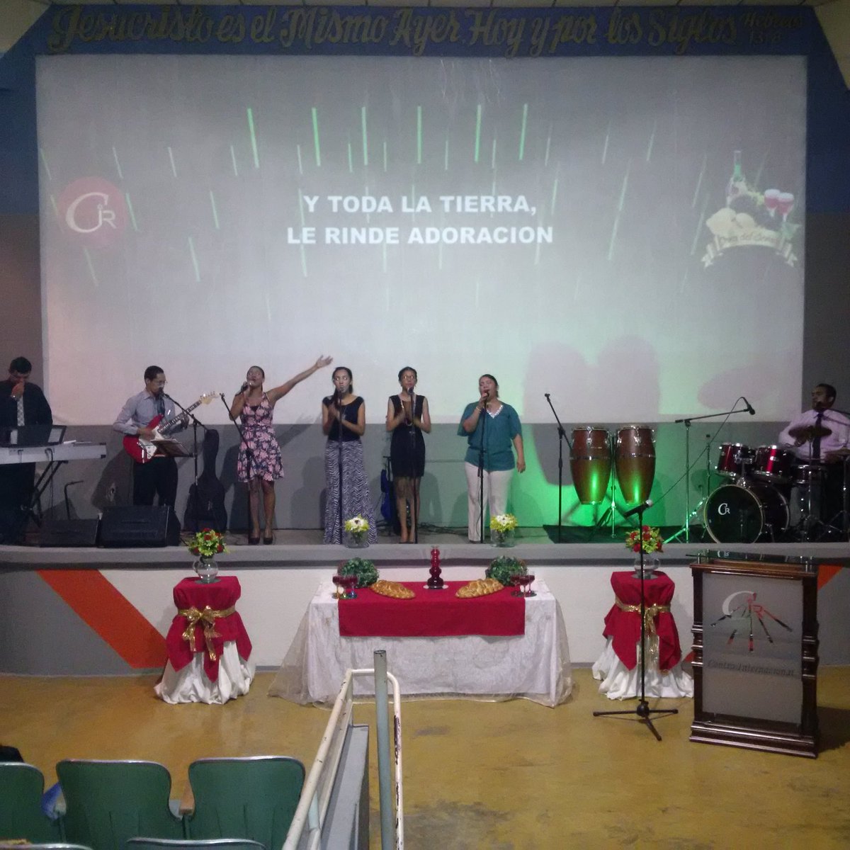 CasaDeVidaCol's tweet photo. Ya inició nuestro primer servicio de #CenaDelSeñor #CIR https://t.co/iERhvXDJJQ