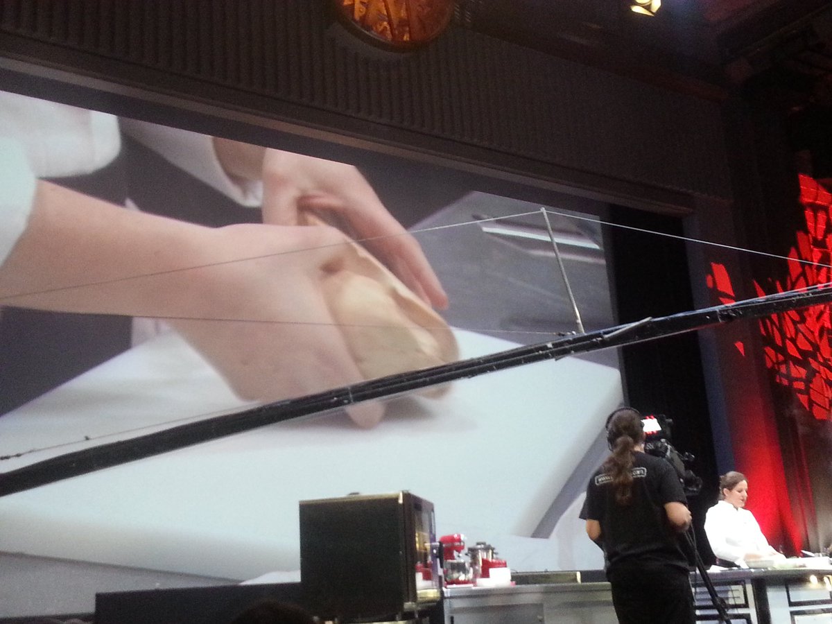 Nawal_'s tweet photo. AT @OmnivoreWorld #Paris : Adeline #Grattard cuit à la vapeur dans du bambou un foie gras de Vendée 3 à 4 minutes. ♡ https://t.co/dF2YMy5Q9R