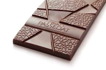 Chocolat_monde's tweet photo. News : la tablette de #chocolat noir de @GPassedat "Abysse Noir"
design symbolise l’architecture du @MuCEM_Officiel🍫 https://t.co/OKEPe8Swel