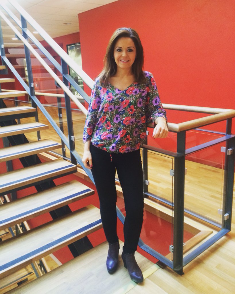 Marika Eriksson در توییتر Kl 19 10 I Tv4sport Bl A Dif Hammarby Vm Jaktstarter Skidor Premier League Bandy Slutspelsserien Valkomna Https T Co Zoio4dxc9m