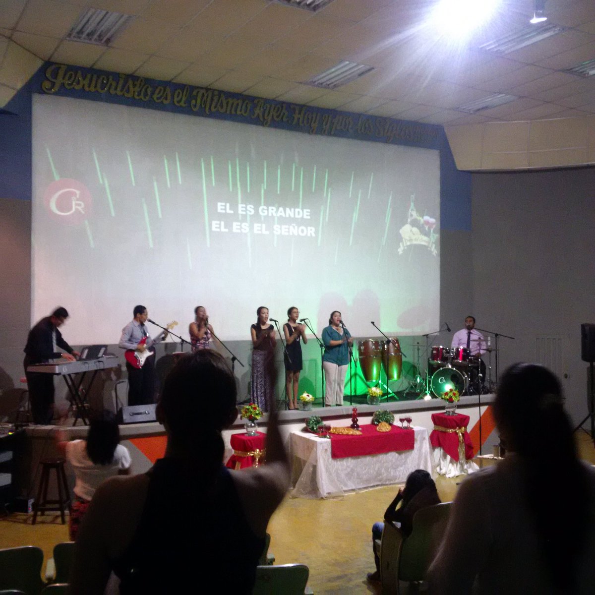 CasaDeVidaCol's tweet photo. Ya inició nuestro primer servicio de #CenaDelSeñor #CIR https://t.co/iERhvXDJJQ
