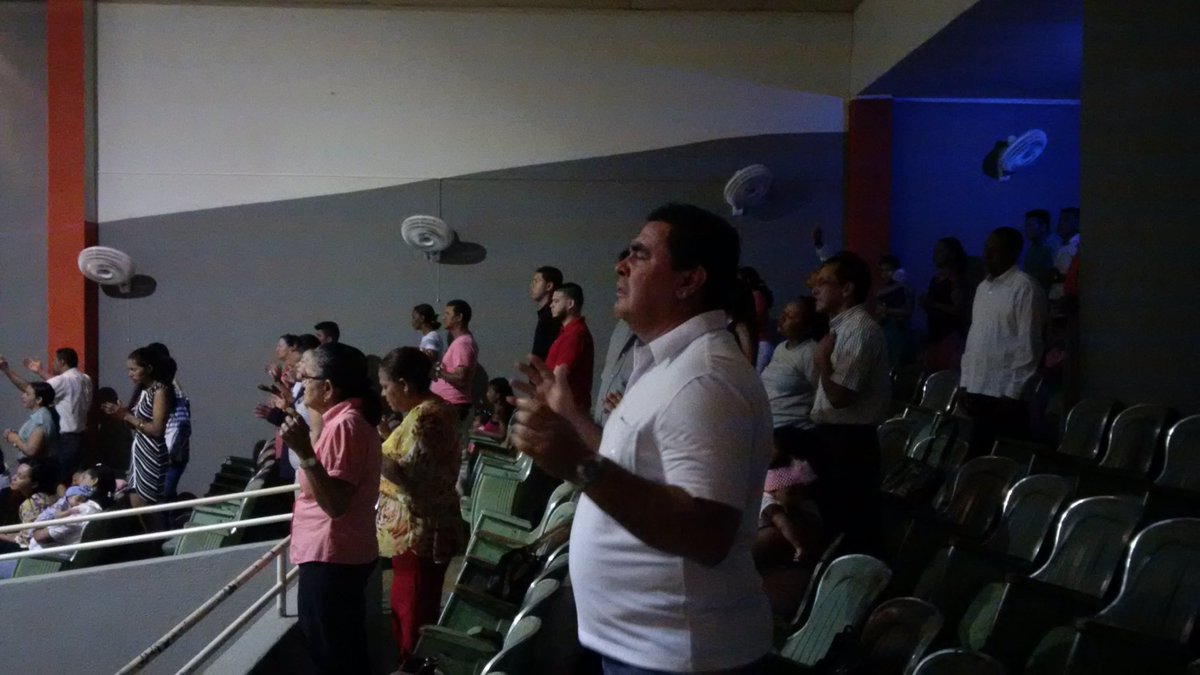 CasaDeVidaCol's tweet photo. Rey que perdona multitud de errores, me inclino ante ti... #CenaDelSeñor #CIR https://t.co/hHWJSexDIK