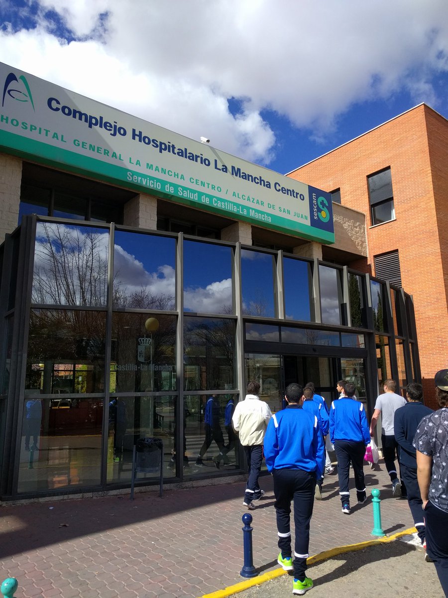 Garcia_berdych's tweet photo. @AlcazardSJuanFS gracias por preguntar el estado de nuestro jugador al que evacuó tras una durísima entrada 👍👍👍. https://t.co/kzgBPmg1GJ