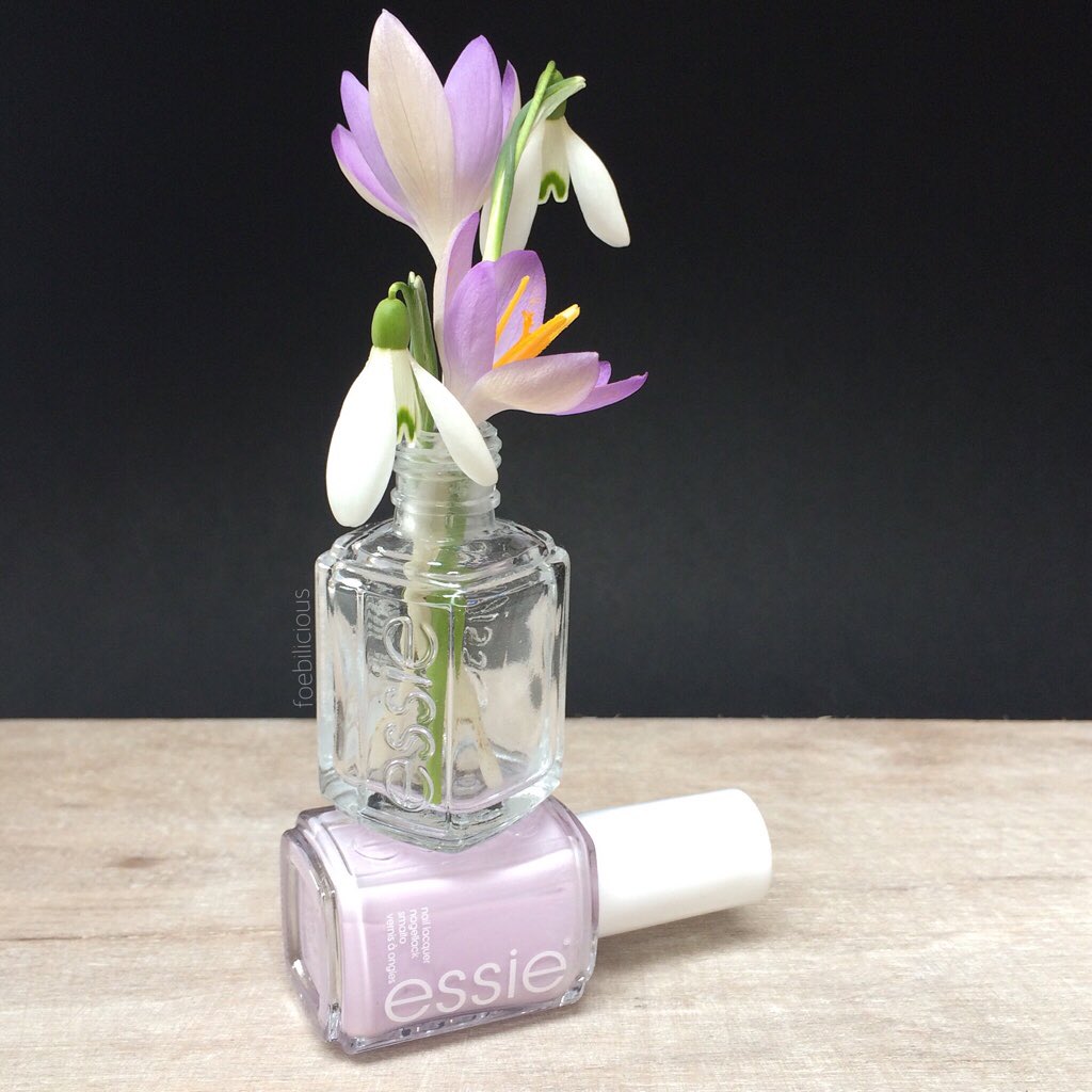 Frühling, wo bleibst du? 🙄☁️💐 #essieliebe #essielove <a href="/essie_DE/">essie Deutschland</a> <a href="/essie/">essie</a>