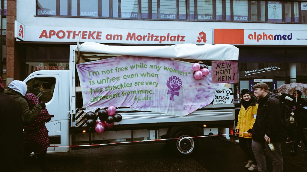 LibreBerlin's tweet photo. Mehr als 5000 auf der Straße bei Demo zum #Frauenkampftag !! Making feminism a threat! https://t.co/XQQYFVif3o