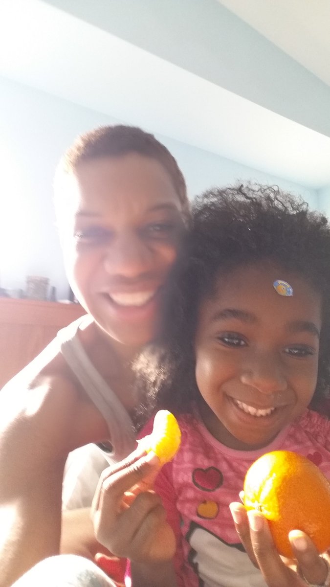 Fit_MamaMeeks's tweet photo. When your daughtet's morning snack is delixios and nutricious! Enjoying some morning #halofun @HalosFun https://t.co/lwgfGsWGWk