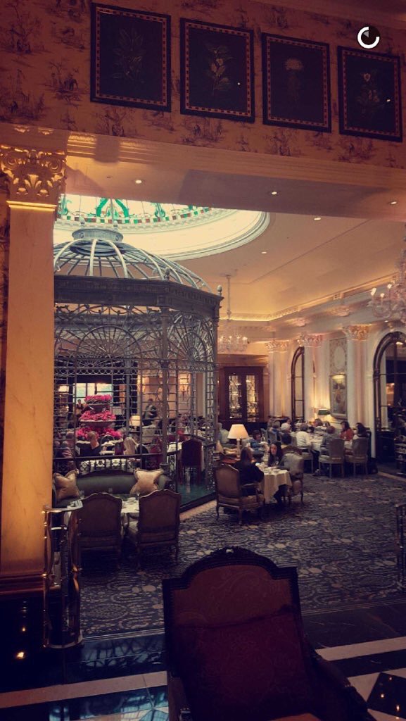 EleanorDiamonds's tweet image. Eleanor is celebrating Mothers Day at the same place where they celebrated Louis's great nan birthday last year.