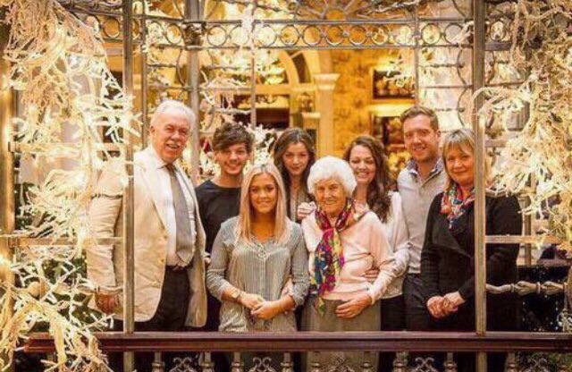 EleanorDiamonds's tweet image. Eleanor is celebrating Mothers Day at the same place where they celebrated Louis's great nan birthday last year.