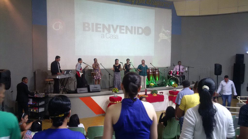 CasaDeVidaCol's tweet photo. En este momento Jeison Ríos Líder de la Red Jóvenes22+ da la bienvenida a toda la congregación #CIR #CenaDelSeñor https://t.co/0oL63mEtbC