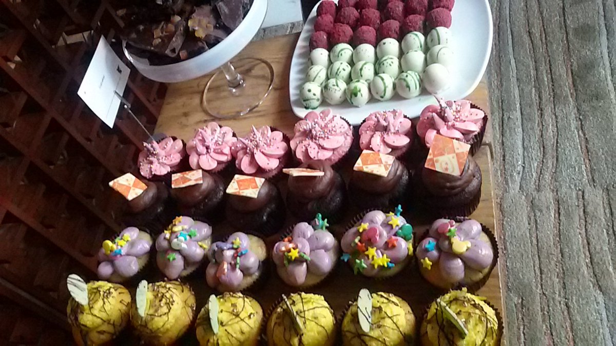 bennymurry's tweet photo. It just gets even better with some cupcakes and serious stuffs#cupcakes#painting# @JWMarriottDelhi https://t.co/MCBIVqW5UB