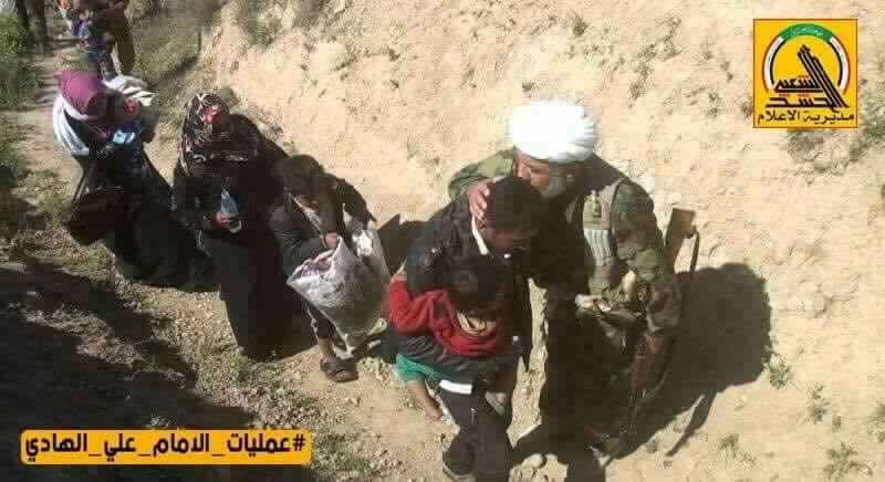 صورة تجسد كل قيم الانسانية والرحمة والشجاعة
حقاً انهم حشد الله ..مجاهد في #الحشد يقبل رأس احد النازحين من بطش #داعش
