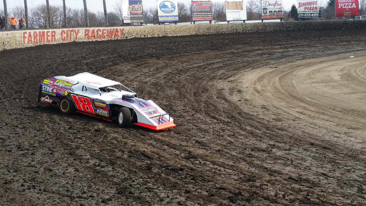 pe_davis1's tweet photo. Some turn 4 @FarmerCityRacin practice pics #FCR #OneNationOneDirt https://t.co/EwG9I7jbxy