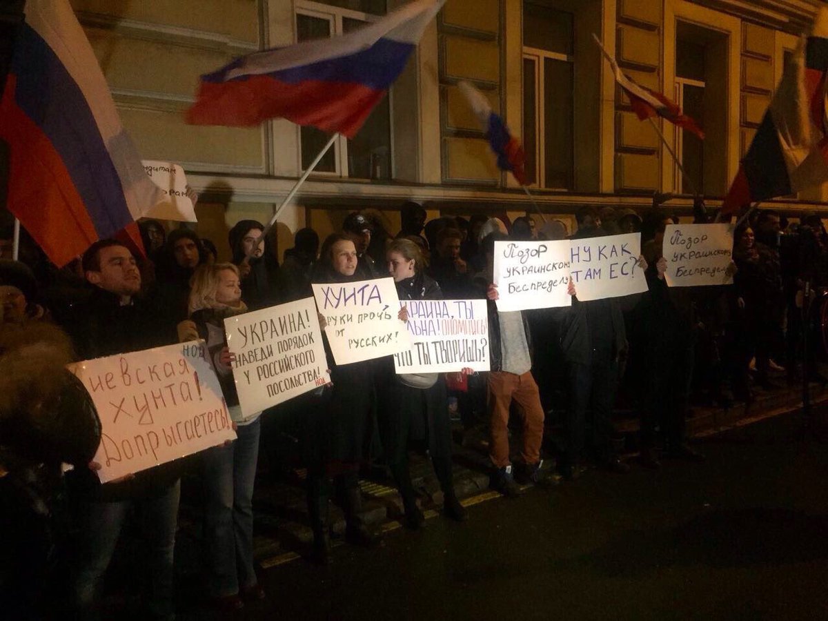 Прямо сейчас у посольства Украины в Москве пикет, автозаки и полиция.Смотрите трансляции:
x.com/mynameisphilipp