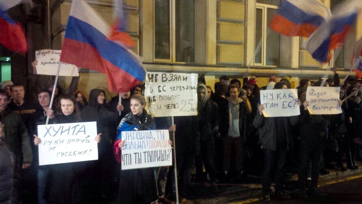 Прямо сейчас одиночный пикет у посольства украины. Полностью поддерживаю ребят!