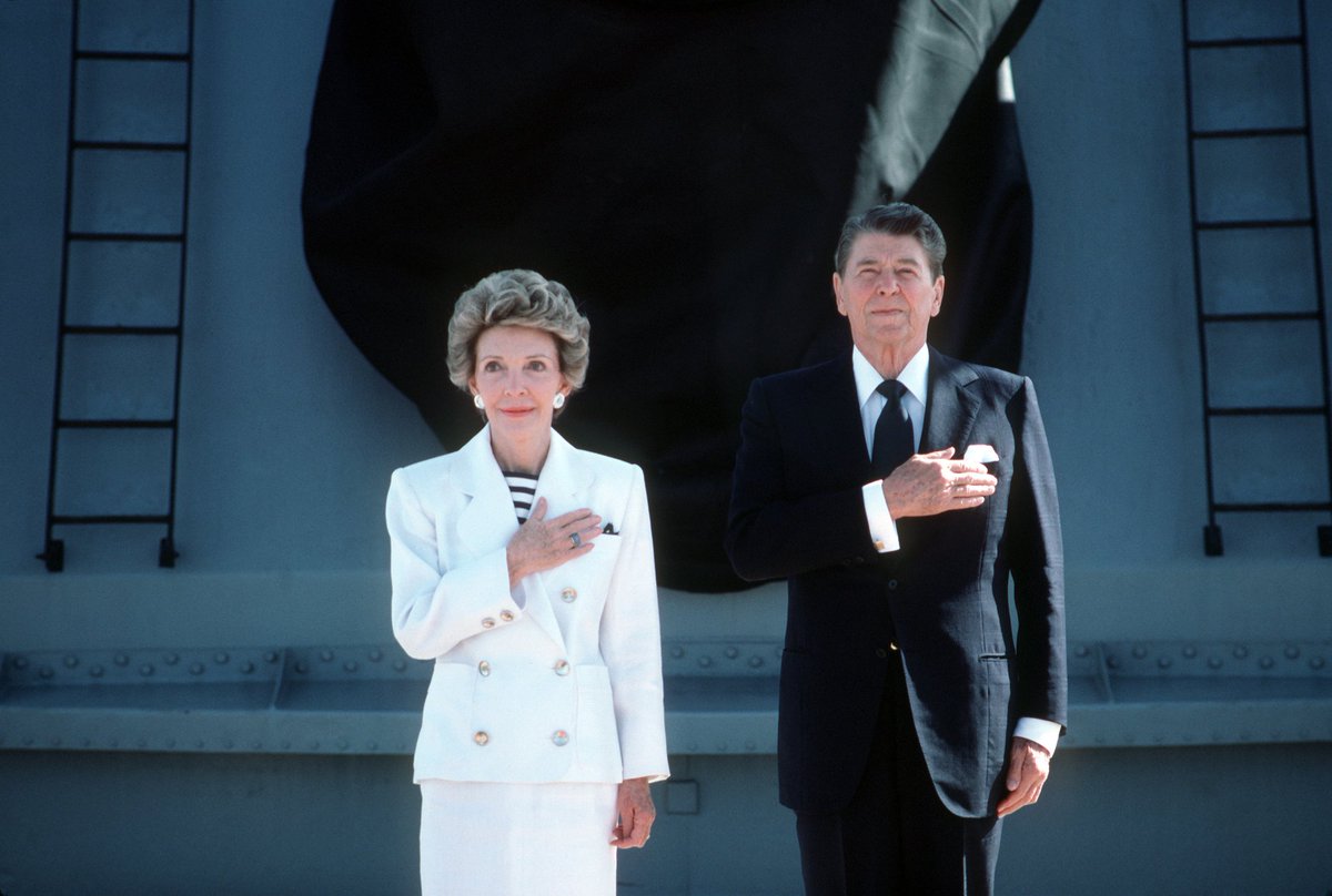 CaliBlondeLady's tweet photo. What color are they going to light the White House when a First Lady passes?
#RIPNancyReagan
#RIPFirstLady
#ClassAct https://t.co/kfg2Gg6Vi4